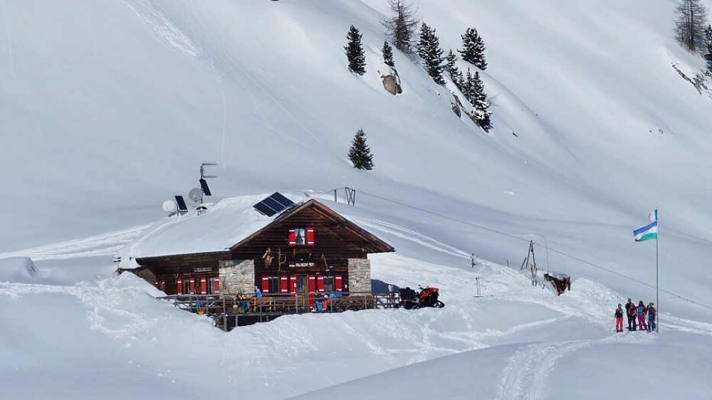 Rifugio Vallaccia Inverno bij San Giovanni di Fassa.